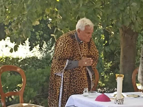Monsignor Nicola Girasoli celebra la messa con casula leopardata, la foto fa il giro del web