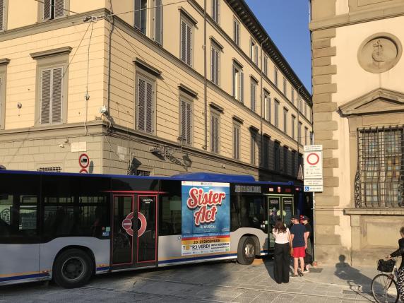 La doppia svolta impossibile dei bus a Firenze: in piazza San Marco c’è già un tappo