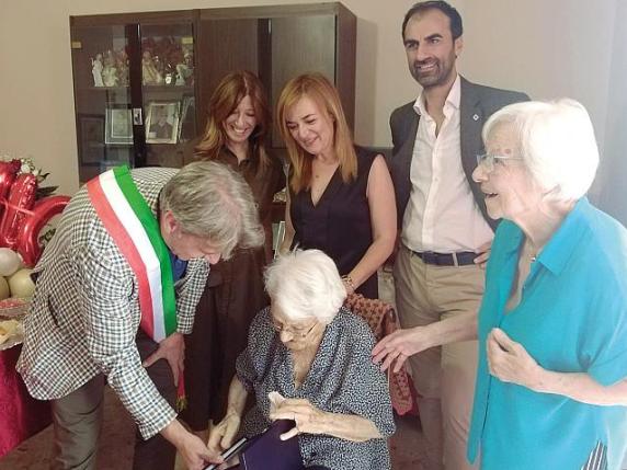 Annina Lippolis, a 110 anni come Penelope lavora a maglia. Il segreto della longevità? «Fare del bene e voler bene a tutti»