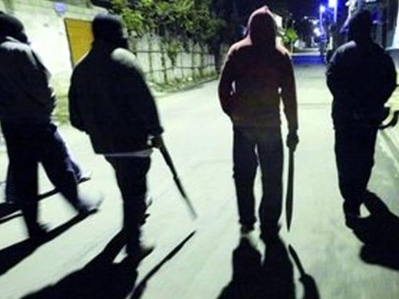 Angri, ronde dei residenti contro i ladri d'appartamento: in giro di notte con mazze da baseball