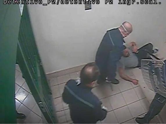 Violenze al carcere di Santa Maria, la testimonianza: «Costretti da agenti a denudarci»