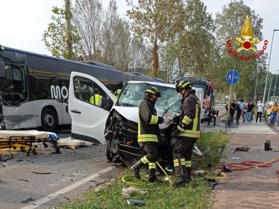 Treviso, Scontro Tra Un Furgone E Un Autobus A Montebelluna: Due Morti ...