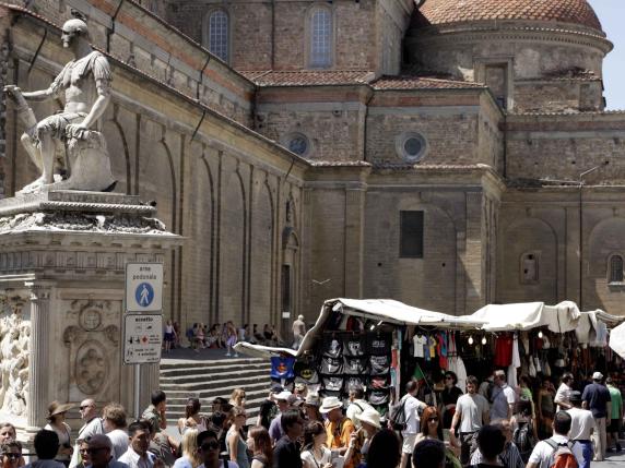 Firenze, lavori di Publiacqua: i banchi tornano in piazza San Lorenzo 