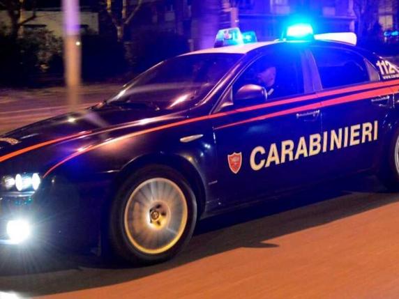 Ubriaco cerca di schiantarsi con l'auto per uccidere moglie e figlie, 47enne arrestato a Cercola per maltrattamenti