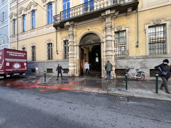 Torino, Gli Ambientalisti Di Ultima Generazione Imbrattano Di Vernice ...