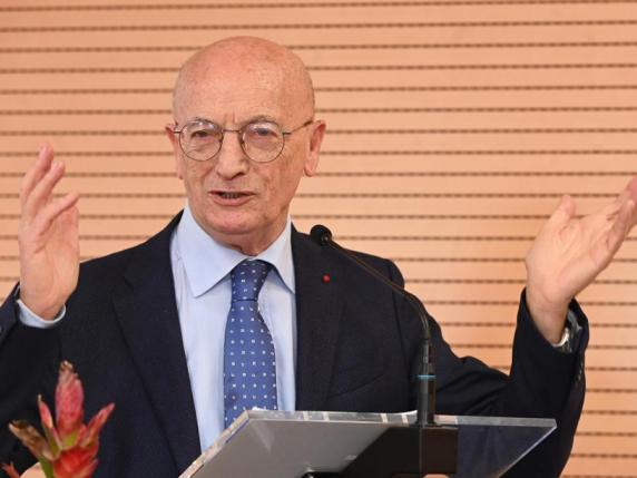 Poesia, assegnato al prof Giovanni Dotoli il «premio Laurentum