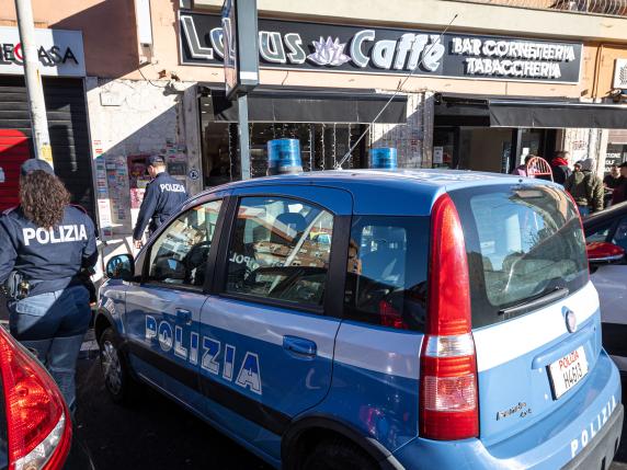 Tor De' Schiavi, Spara All'impazzata Sui Clienti Di Un Bar Che Lo ...