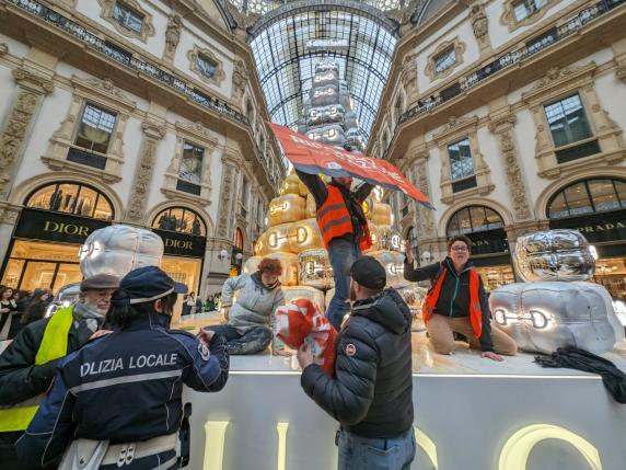 Milano, Blitz Di Ultima Generazione In Galleria: Gli Attivisti ...