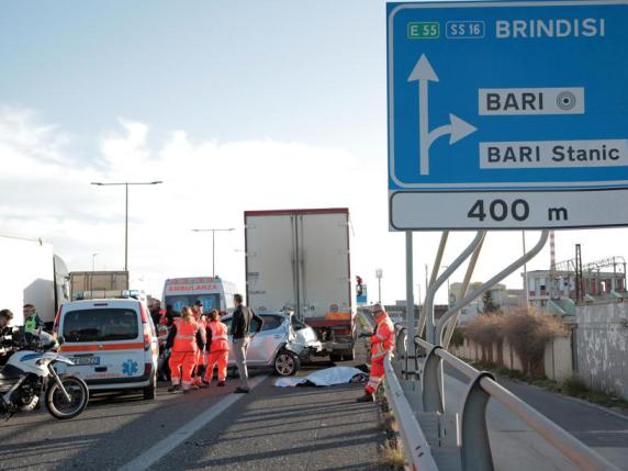 Bari, Esce Dall'auto Dopo Un Tamponamento E Viene Falciato Da Un ...