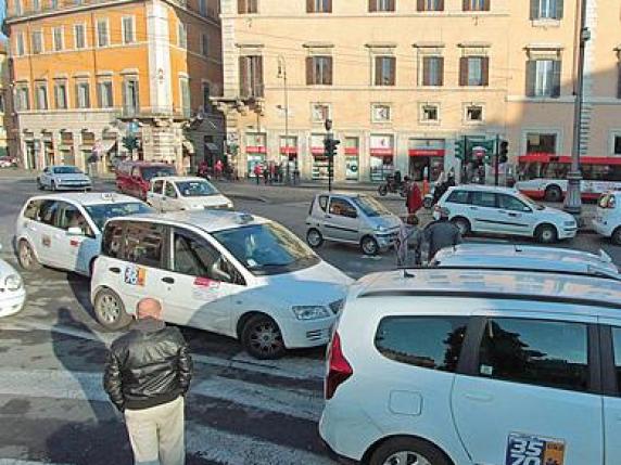 Taxi, Col Campidoglio Lite Su Nuove Licenze, Orari E Tariffe. E Il 23 ...