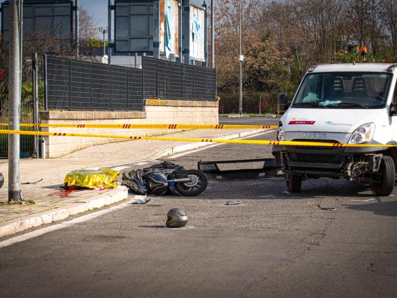 Roma, Incidente Stradale Alla Stazione Prenestina: Scooter Contro Mezzo ...