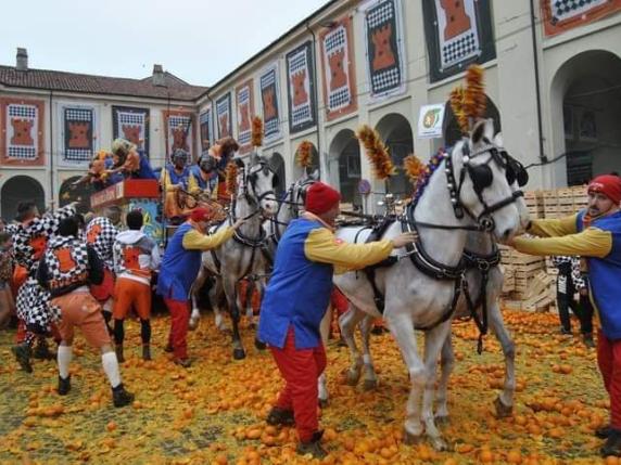 Carnevale di Ivrea 2024, al via la Battaglia delle arance