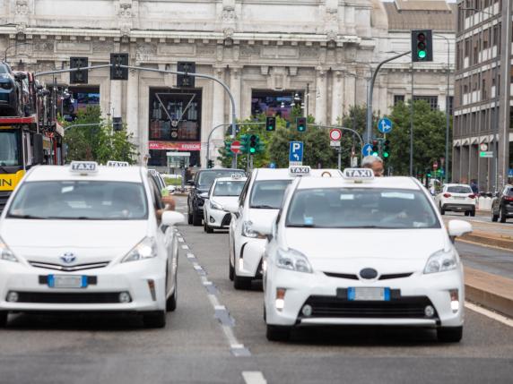 Taxi A Milano, Via Al Bando Per 450 Nuove Licenze: «Più Auto Di Notte E ...