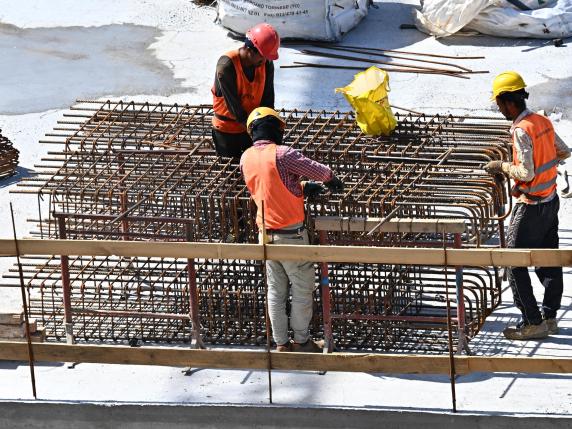 Operai del settore edile al lavoro sotto il sole in un cantiere, Genova, 10 agosto 2023. ANSA/LUCA ZENNARO (simbolica, generica, lavoro, costruzioni, cantiere, occupazione, caldo, edilizia)