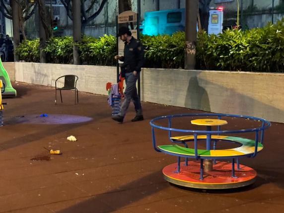 Napoli, spari nel parco giochi a Fuorigrotta: una passante ferita ad una gamba