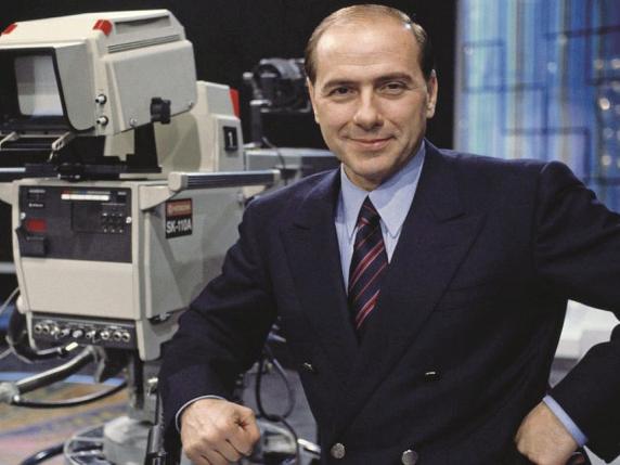 Perché Berlusconi è ancora qui: Netflix, libri, nostalgia (e Forza Italia in corsia di sorpasso)