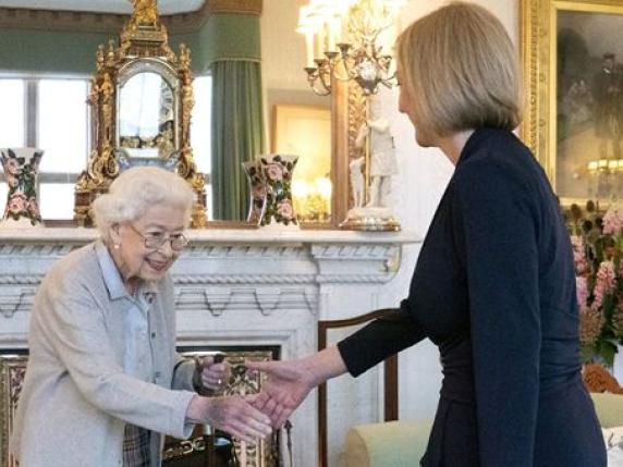 Elisabetta II, l'ex primo ministro inglese confida gli ultimi giorni della regina: "Vivace e consapevole fino alla fine"