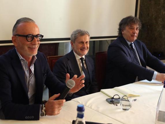 Alemanno a Brescia a caccia dei delusi dal governo Meloni: «Troppi condizionamenti atlantici»