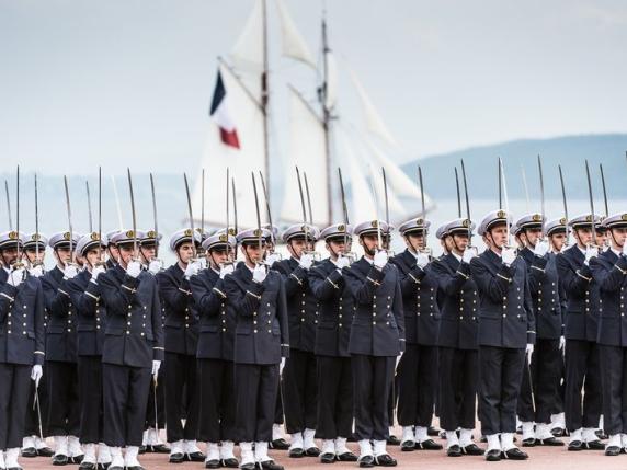 Una cerimonia nella scuola ufficiali della Marina francese in Bretagna