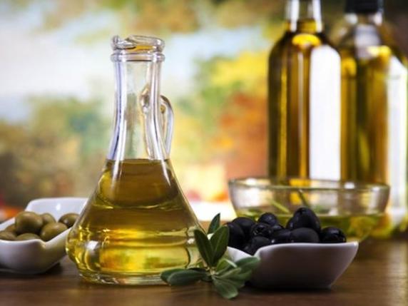 L’olio d’oliva si conferma un toccasana per la salute: con almeno tre cucchiai al giorno cala il rischio di mortalità per tumore