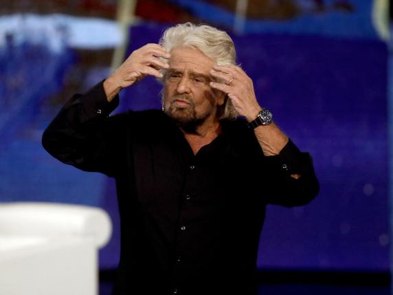 Grillo in teatro contro Conte: «Movimento vaporizzato»