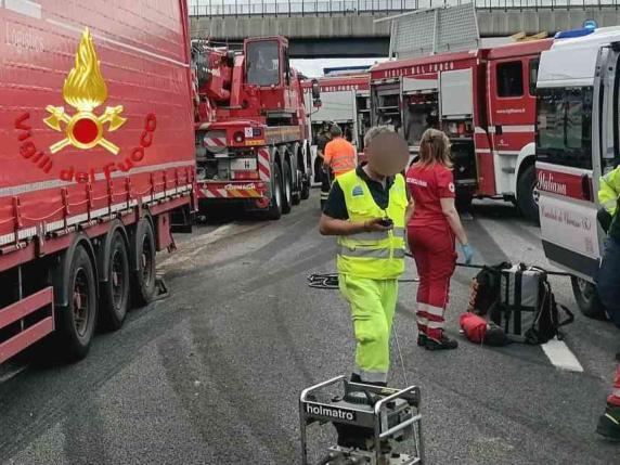 Torino, Tamponamento A Catena Tra Autoarticolati Sulla A4, Autostrada ...