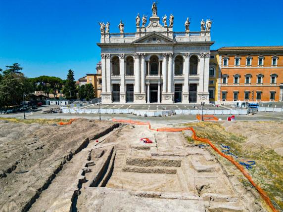 Ritrovamenti archeologici a San Giovanni in Laterano: resti del «Patriarchio», muri, monete, maioliche