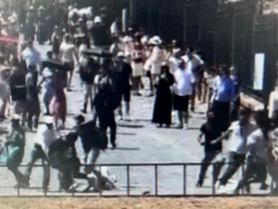 Maxi risse a colpi di bastone davanti al Colosseo fra bande di ...