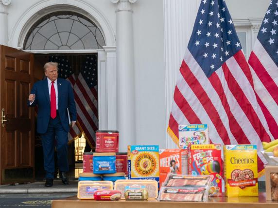 Trump in conferenza stampa coi cereali sul tavolo: «Harris distrugge tutto ciò che tocca»