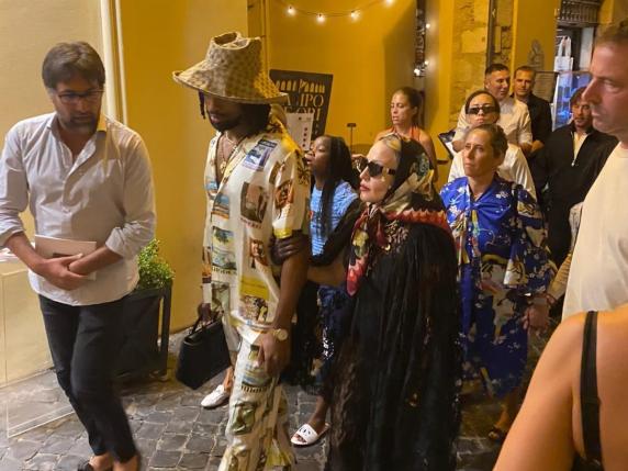 Madonna a Terracina: lo sbarco dallo yacht, la cena al ristorante di pesce. Il sindaco: «Che effetto vederla qui!»