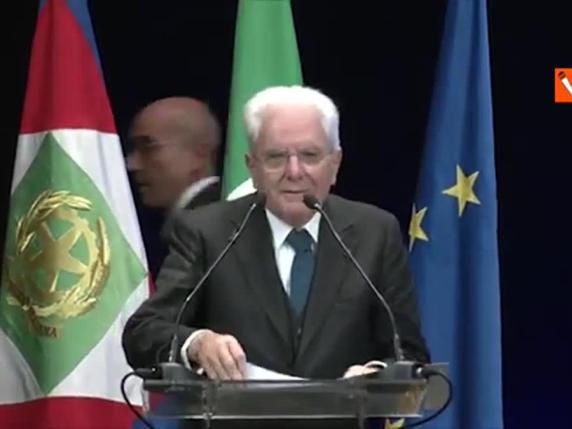 Bari, 20 ottobre 2024
"Tra le istituzioni e all’interno delle istituzioni la collaborazione, la ricerca di punti comuni, la condivisione delle scelte sono essenziali per il loro buon funzionamento e per il servizio da rendere alla comunità". Così il presidente della Repubblica, Sergio Mattarella, intervenendo al Festival delle regioni e delle province autonome, in corso a Bari. "Vi sono, in particolare, dei momenti nella vita di ogni istituzione in cui non è possibile limitarsi ad affermare la propria visione delle cose – approfondendo solchi e contrapposizioni - ma occorre saper esercitare capacità di mediazione e di sintesi. Questo è parte essenziale della vita democratica poiché le istituzioni appartengono e rispondono all’intera collettività e tutti devono potersi riconoscere in esse", aggiunge Mattarella.
Quirinale