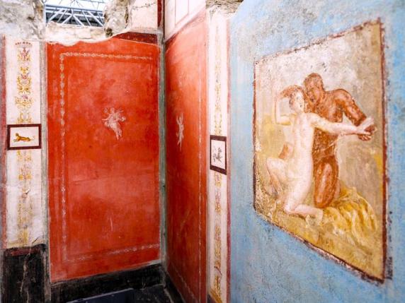 Pompei, l’affresco «hard» che ha sorpreso gli archeologi: una tiny house con satiro e ninfetta sulla parete