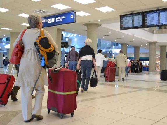 Natale, è già caro voli per chi torna al Sud: da Milano a Bari anche 400 euro. E per risparmiare si passa da Budapest