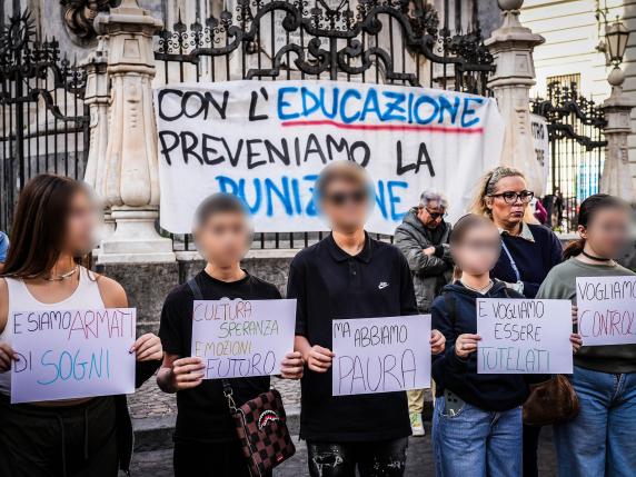 I ragazzi uccisi per strada, Napoli va disarmata: il miraggio di soldi e potere passa dalla violenza