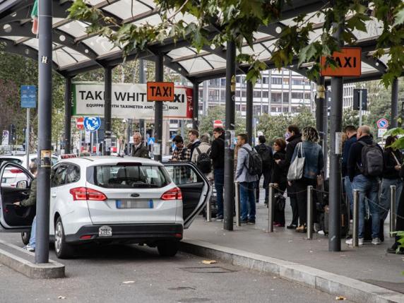 Taxi en Milán, luz verde para nuevas licencias: el TAR bloquea el atractivo de los taxistas