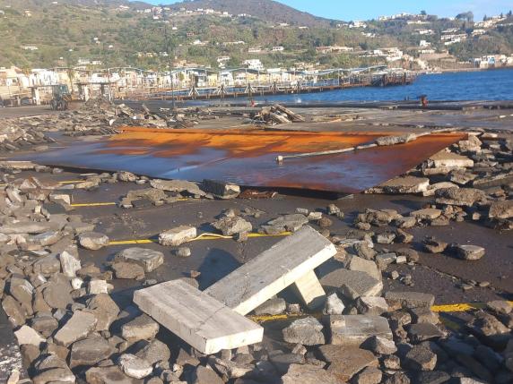 Maltempo: danni e disagi al Centro-Sud, quasi 1.200 interventi dei vigili del fuoco. Un ferito in Sardegna