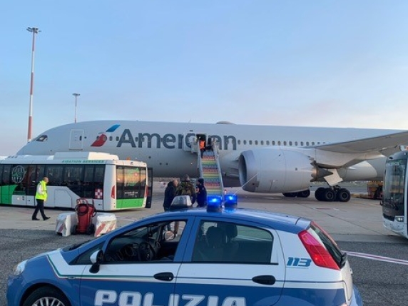 Allarme bomba sul volo New York-Delhi dell'American Airlines: atterraggio d'emergenza a Roma Fiumicino