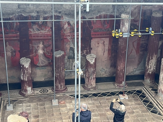 Scavi di Pompei, trovato un affresco gigante in una villa: è una megalografia di un corteo per Dioniso