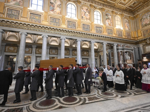 Cosa succede ora, dopo il funerale di papa Francesco? Dai «novendiali» alla data del Conclave: le tappe