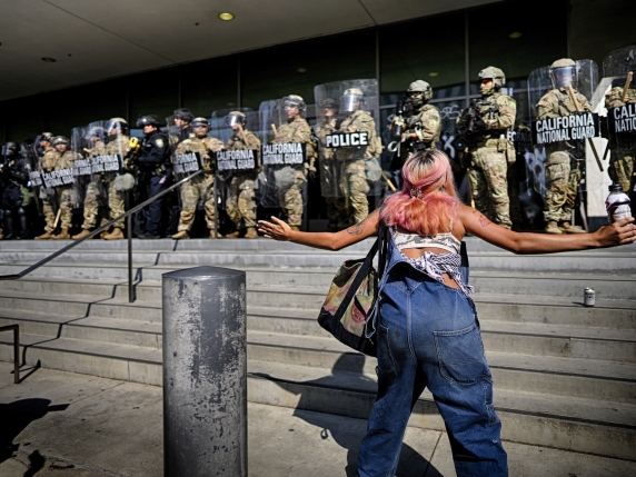 A protester taunts a line of California National Guard protecting a federal building in downtown Los Angeles on Monday, June 9, 2025. (AP Photo/Eric Thayer) Associated Press/LaPresse