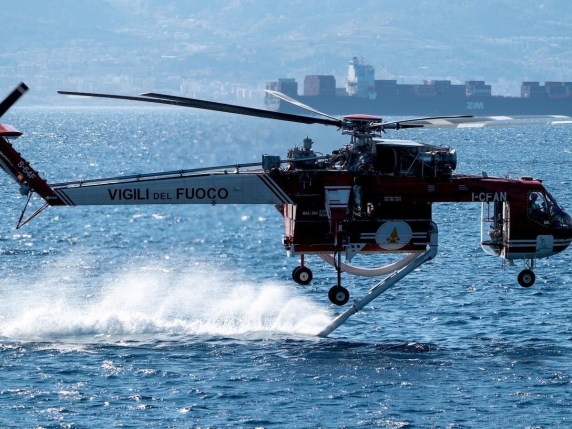 Il pasticcio degli elicotteri anti-incendio. Tutti fermi «per motivo burocratico»