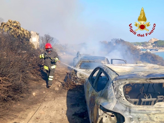 A Punta Molentis nell'area di Villasimius le fiamme sono arrivate a ridosso della spiaggia bloccando le possibili vie di fuga ai bagnanti, 27 luglio 2025. ANSA/VIGILI DEL FUOCO + UFFICIO STAMPA, PRESS OFFICE, HANDOUT PHOTO, NO SALES, EDITORIAL USE...