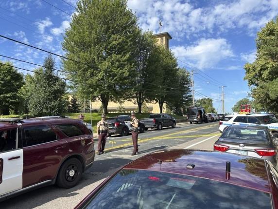 Minneapolis, sparatoria davanti a una scuola cattolica: molti feriti. Morto l'attentatore