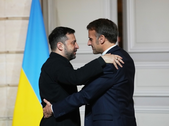 «Gli Usa potrebbero tradire». L’avvertimento (in privato) di Macron a Zelensky
