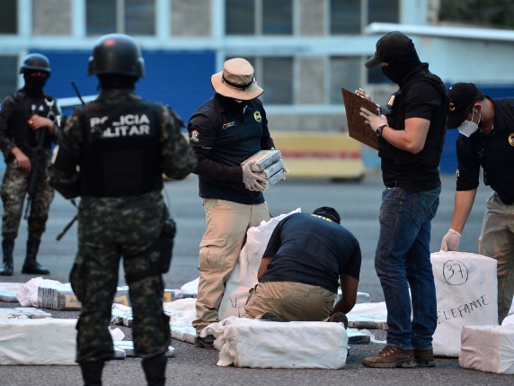 La lotta al narcotraffico? Una scusa. La doppia strategia di Trump per avere il controllo del Venezuela