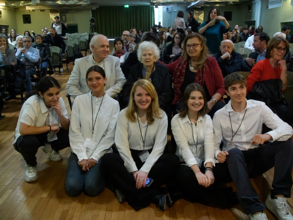 Milano, il Liceo Beccaria riaccoglie i suoi studenti ebrei espulsi nel 1938 per le leggi razziali: un leggio coi loro nomi in aula magna