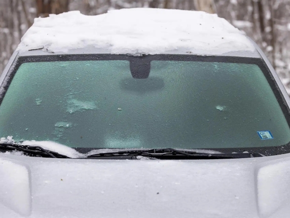 Dal Canada il parabrezza rivoluzionario che scioglie il ghiaccio in pochi secondi e con il 95% di energia in meno – il video