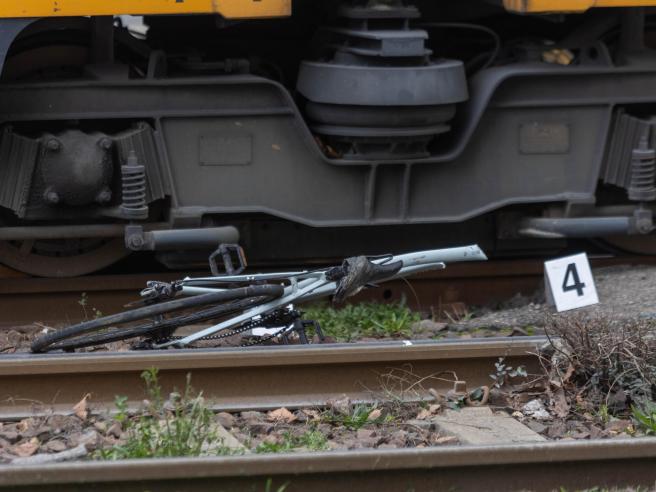 Luca, il 14enne in bicicletta travolto da un tram a Milano: morto