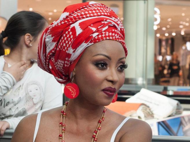 Caso Soumahoro, indagato il fotografo degli scatti privati alla moglie Liliane  Murekatete: «Non autorizzata la divulgazione» | Corriere.it