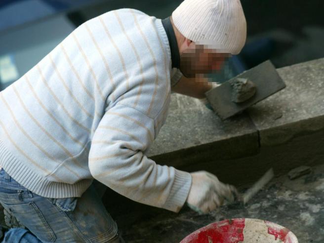 Bologna, le Maschere Bianche contro lo sfruttamento dei lavoratori